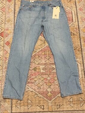 Levis Light Blue Straight-Leg Jeans — Classic Casual Style